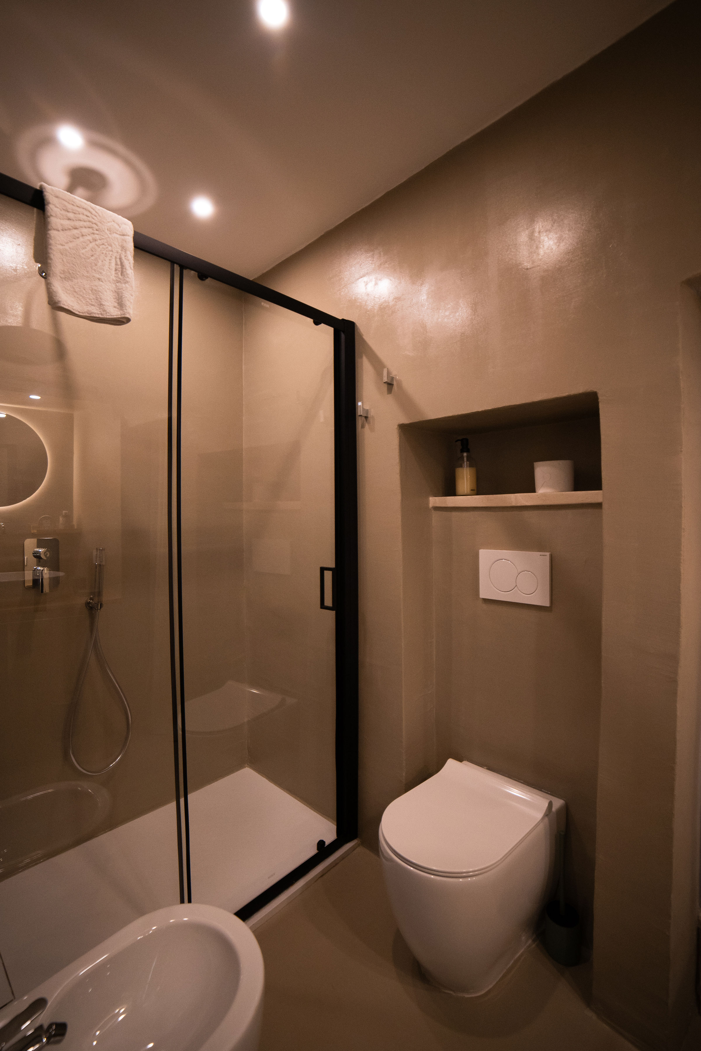 Box doccia e sanitari moderni