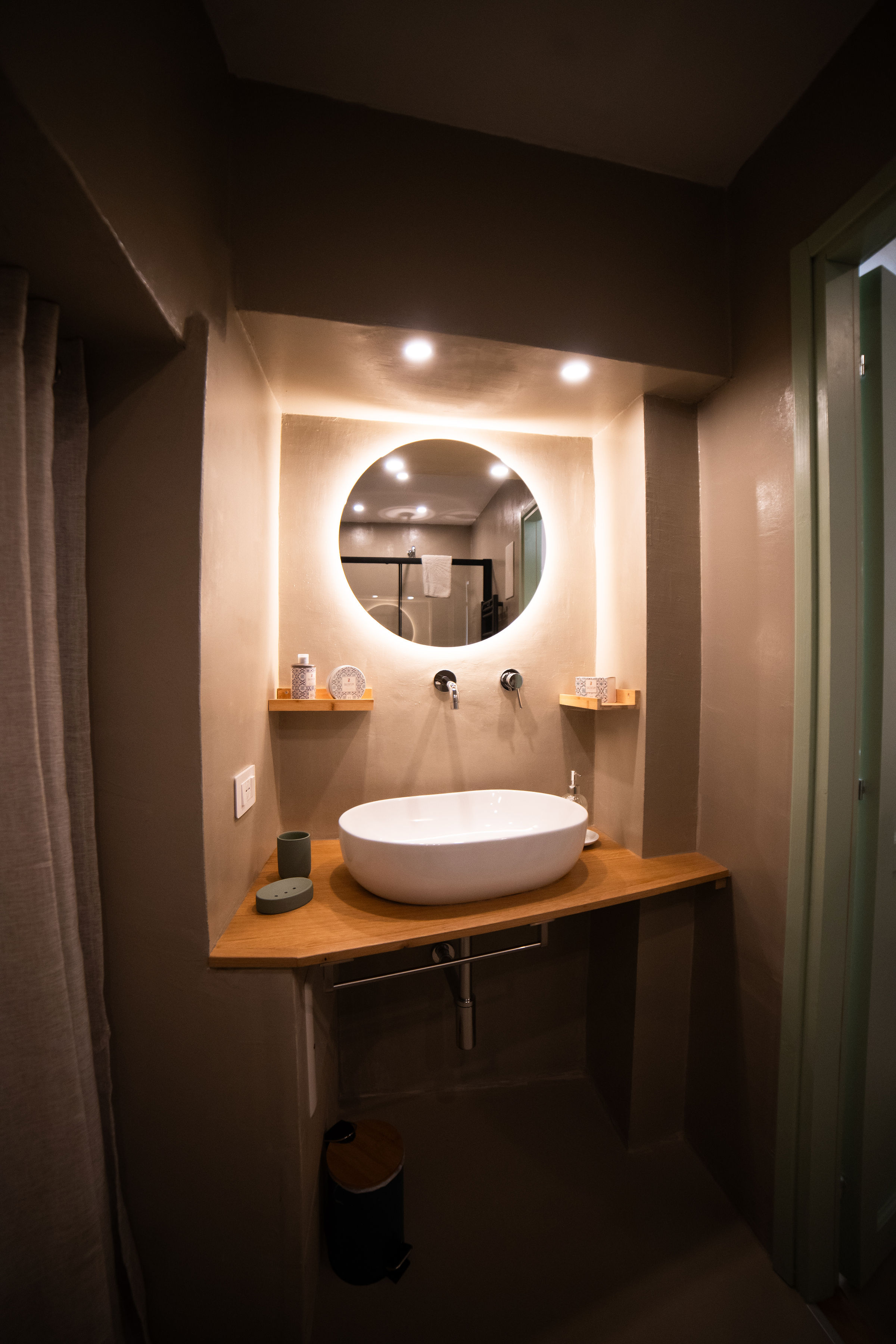 Lavabo d'appoggio e specchio retroilluminato
